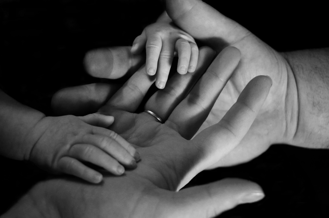 Manos escribiendo en cuaderno, proceso de guía